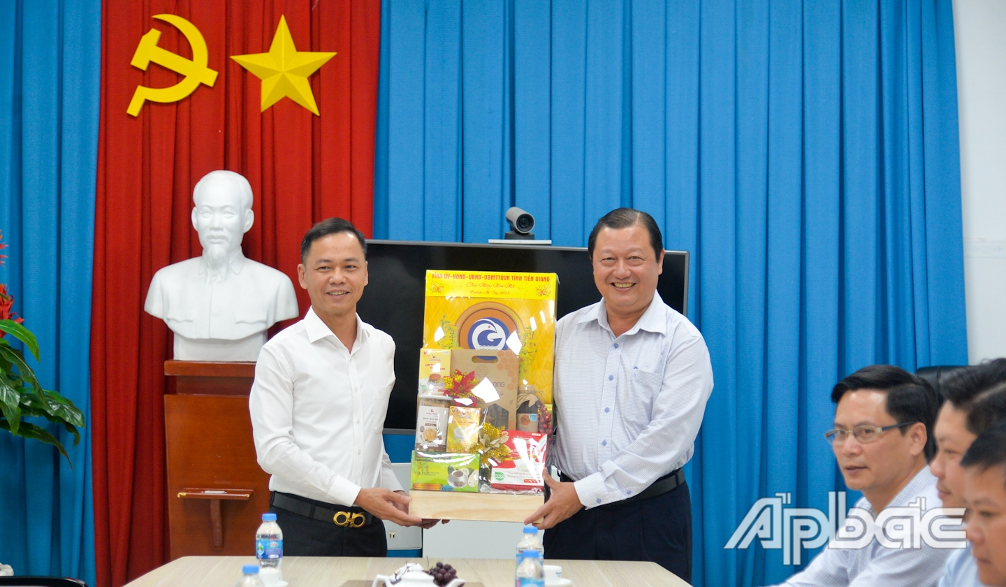Đồng chí Phan Phùng Phú thăm, chúc tết Ngân hàng Thương mại Cổ phần Công thương Việt Nam - Chi nhánh Tây Tiền Giang. 