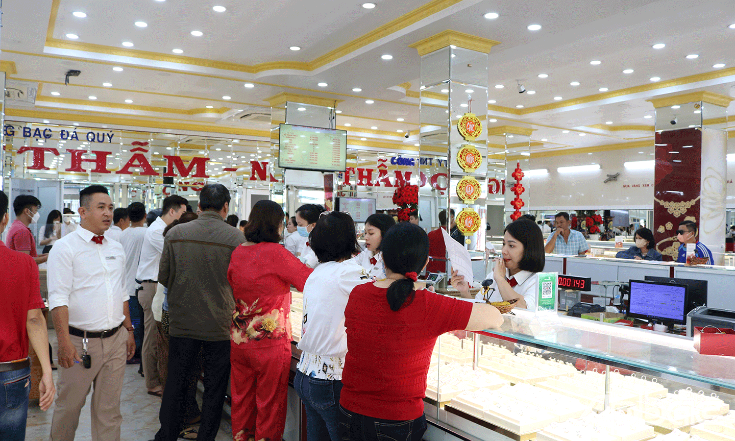 Khách hàng mua vàng tại tiệm vàng Ngọc Thẩm (TP.Mỹ Tho)