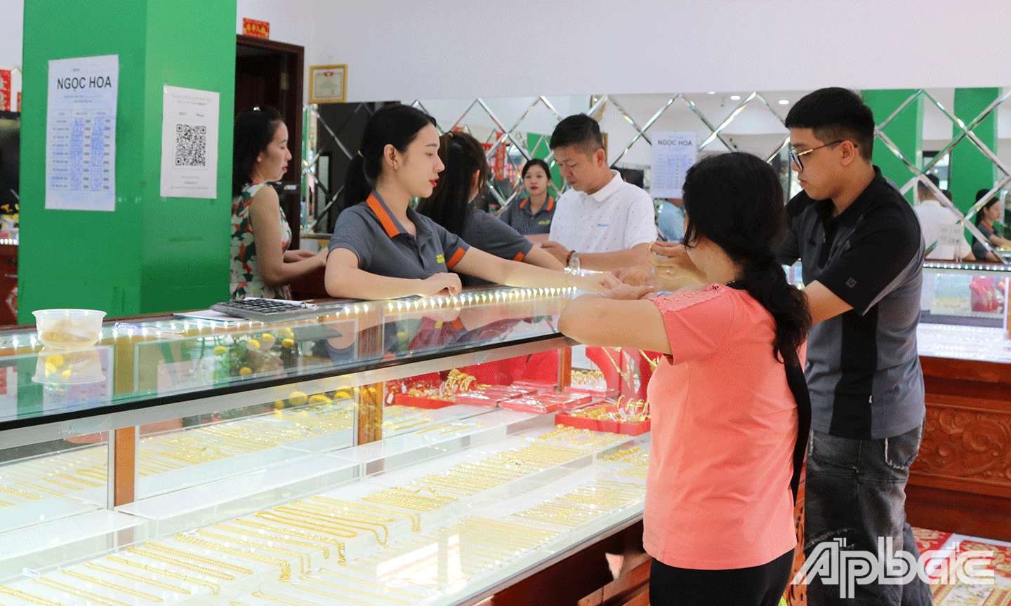 So với năm ngoái, lượng khách mua vàng trong ngày vía thần tài năm nay giảm nhẹ