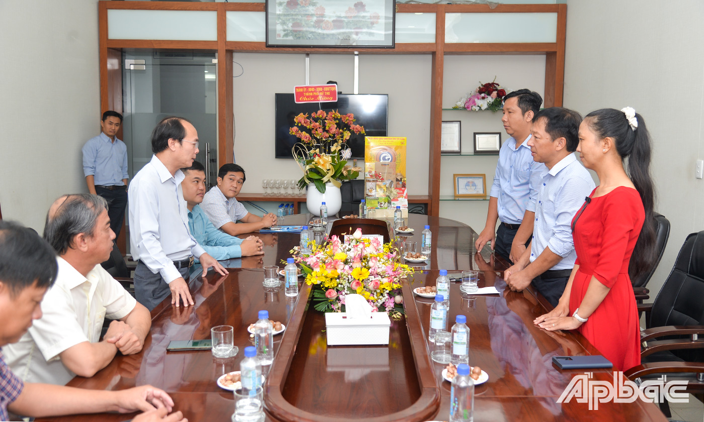 Đồng chí Trần Kim Trát gửi lời chúc tết đến cán bộ, nhân viên, người lao động của doanh nghiệp.