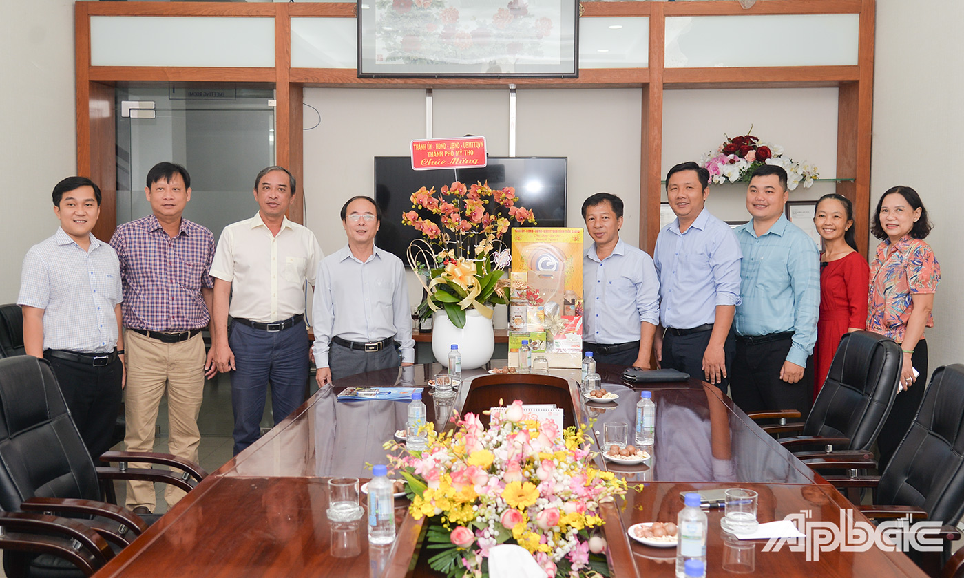 Đồng chí Trần Kim Trát cùng các thành viên trong đoàn thăm, tặng quà doanh nghiệp nhân dịp đầu Xuân Ất Tỵ 2025.