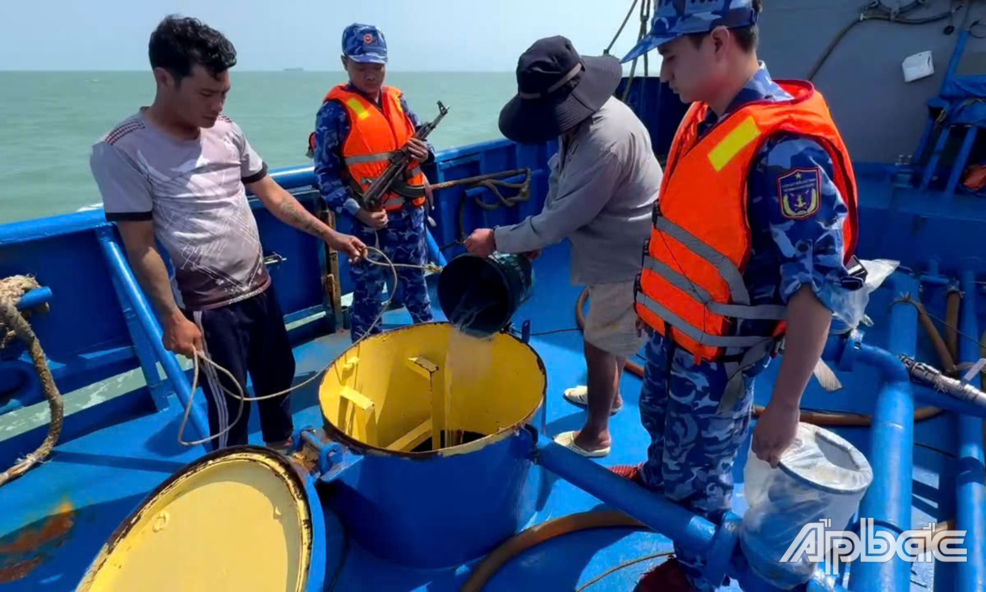 Lực lượng chức năng BTL Vùng Cảnh sát biển 4 kiểm tra hàng hóa trên Tàu BV 99889 TS