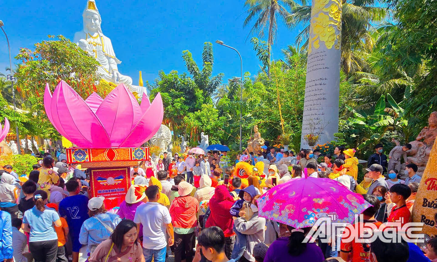 Vào dịp Lễ, Tết và ngày rằm, chùa Liên Hoa ghi nhận hàng chục ngàn lượt khách.