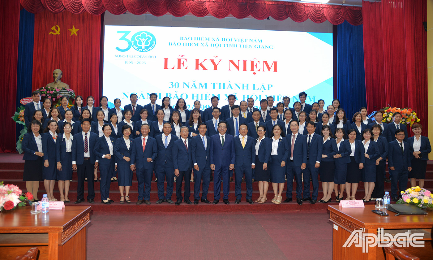Ngành BHXH tỉnh Tiền Giang chụp ảnh lưu niệm
