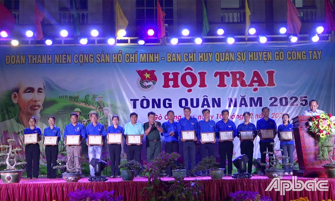 Khen thưởng các đơn vị có thành tích tham gia các hoạt động tại Hội trại