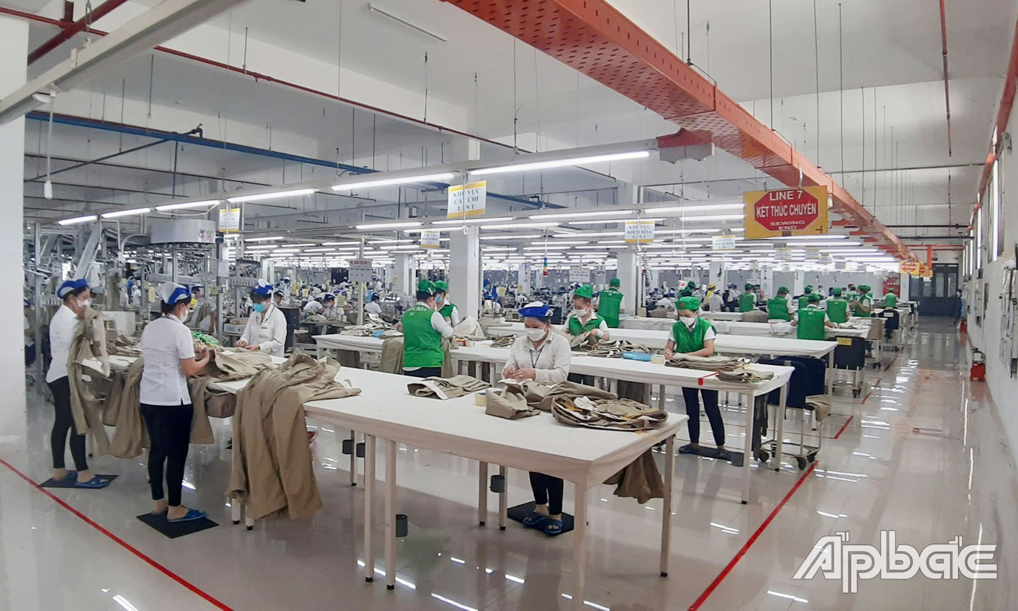  Công nhân làm việc tại Công ty cổ phần May Việt Tân (TX. Cai Lậy).