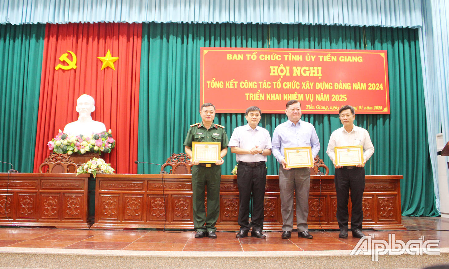 Đồng chí Nguyễn Văn Mười, Ủy viên Ban Thường vụ, Trưởng Ban Tổ chức Tỉnh ủy trao Giấy khen cho 3 đơn vị hoàn thành xuất sắc công tác xây dựng Đảng năm 2024.