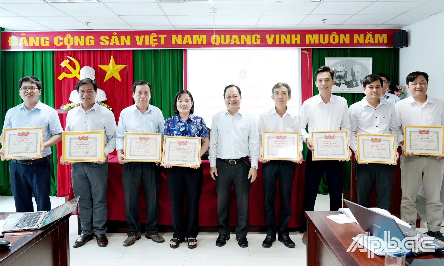 Giám đốc Sở Y tế khen thưởng các tập thể.
