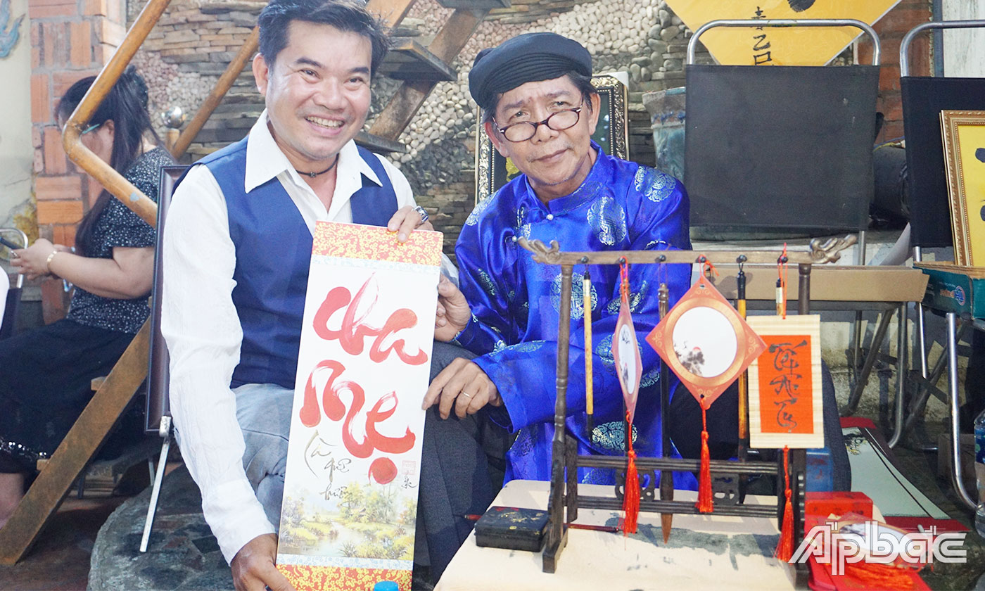 Cho chữ thư pháp tại Ngày Thơ Việt Nam.