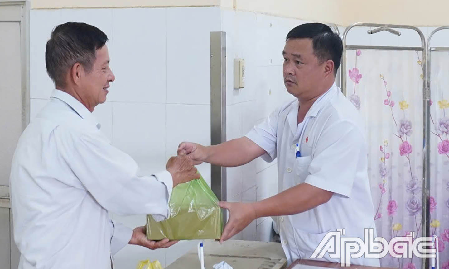 Người trả là Thiếu tá Nguyễn Hoàng Dũng - điều dưỡng trưởng khoa cấp cứu ban đầu bệnh viện Quân Y 120