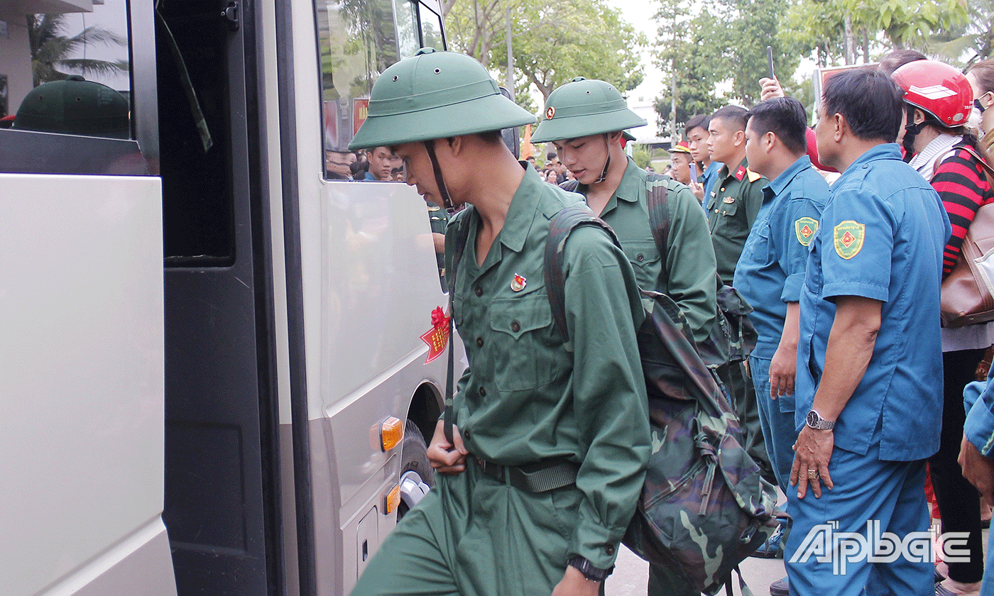 Các tân binh lên đường nhập ngũ.