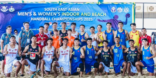 Bóng ném bãi biển nam Việt Nam đã có kỳ thi đấu tích lũy được nhiều kinh nghiệm ở giải vô địch Đông Nam Á 2025. Ảnh: PICHOOF