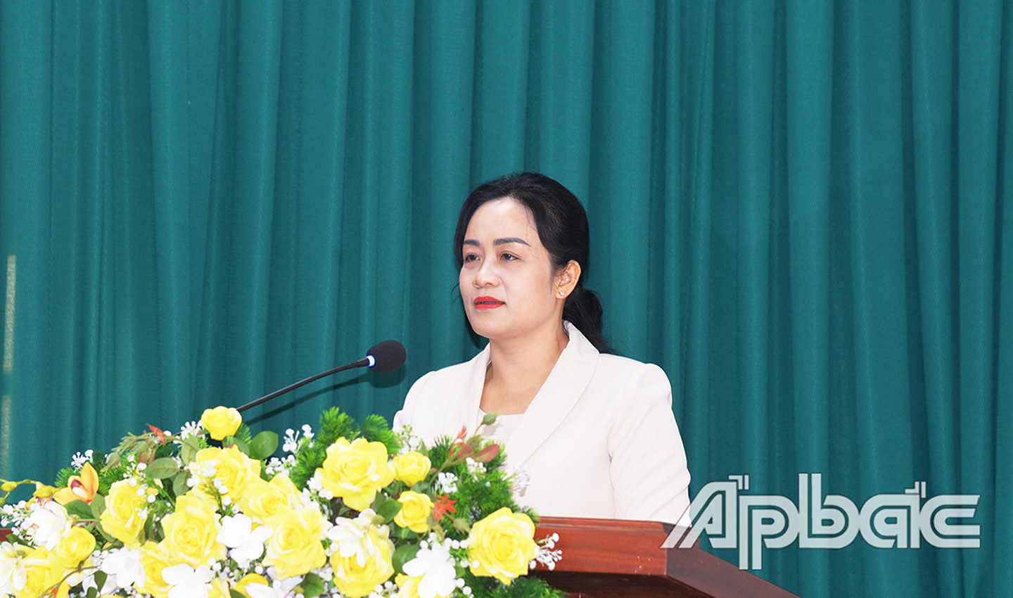Đồng chí Nguyễn Hải Trâm, Phó Bí thư Thường trực Tỉnh ủy phát biểu giao nhiệm vụ cho cán bộ vừa được bổ nhiệm