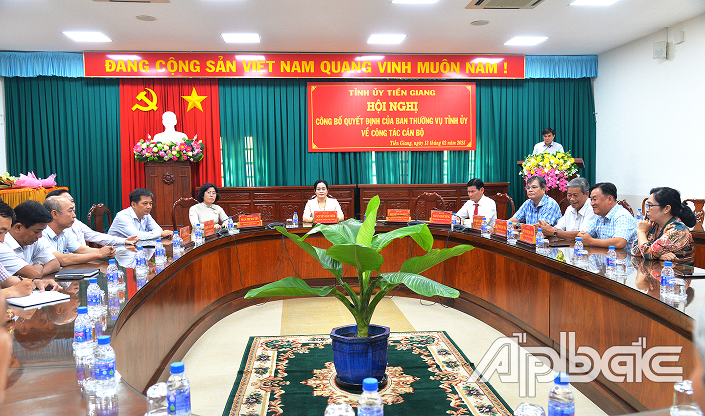 đồng chí Nguyễn Văn Mười, Ủy viên Ban Thường vụ Tỉnh ủy, Trưởng ban Tổ chức Tỉnh ủy đã công bố các quyết định của Ban Thường vụ Tỉnh ủy về công tác nhân sự.