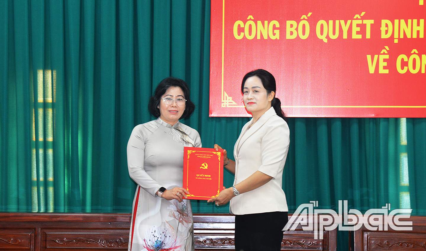Đồng chí Nguyễn Hải Trâm, Phó Bí thư Thường trực Tỉnh ủy trao quyết định bổ nhiệm đồng chí Phạm Thị Mai Tiên giữ chức vụ Trưởng Ban Nội chính Tỉnh ủy 