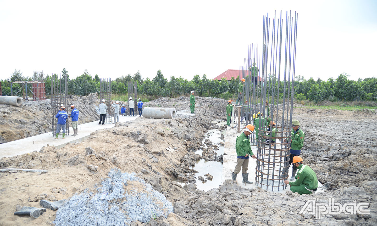 Dự án thành phần 2 thuộc Dự án Xây dựng công trình đường bộ cao tốc Cao Lãnh - An Hữu giai đoạn 1 đang được khẩn trương đẩy nhanh tiến độ thi công.