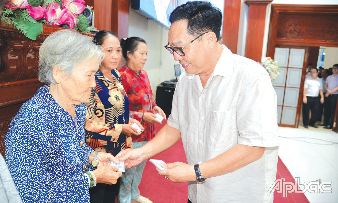  Giám đốc BHXH tỉnh Tiền Giang Võ Khánh Bình trao tặng thẻ BHYT cho hộ gia đình khó khăn ngụ phường Tân Long, TP. Mỹ Tho. 