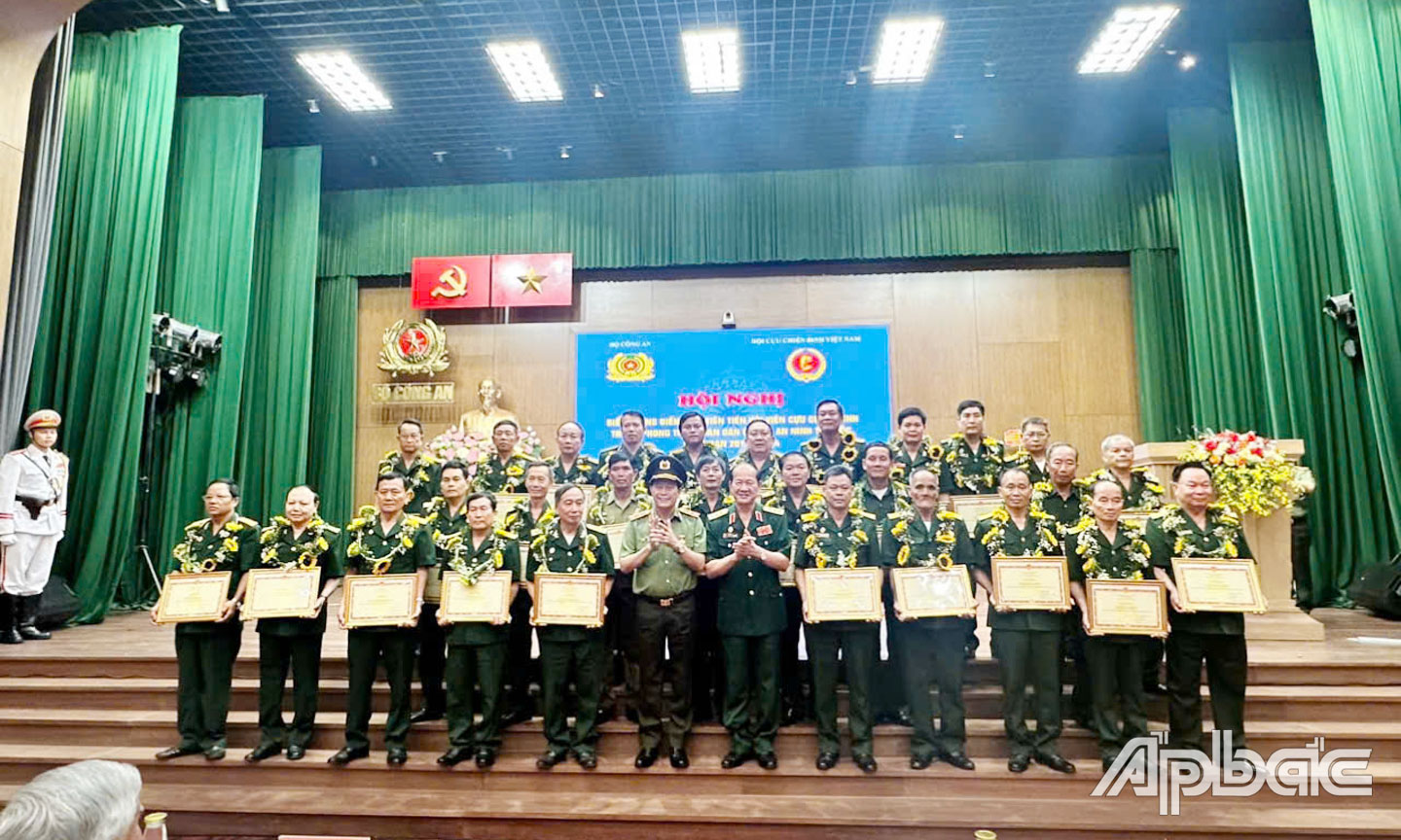 Đại diện Hội CCB xã Tân Thuận Bình (đứng thứ 3 từ trái qua ở hàng thứ hai) nhận Bằng khen  của Bộ Công an.