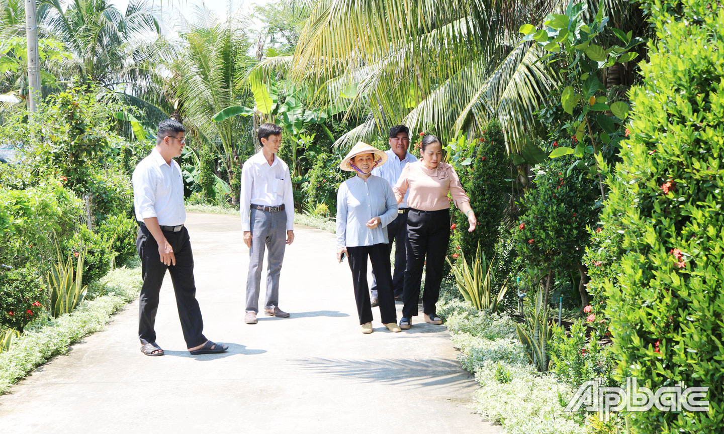 Người dân nâng cao ý thức trong xây dựng cảnh quan xanh - sạch - đẹp. 
