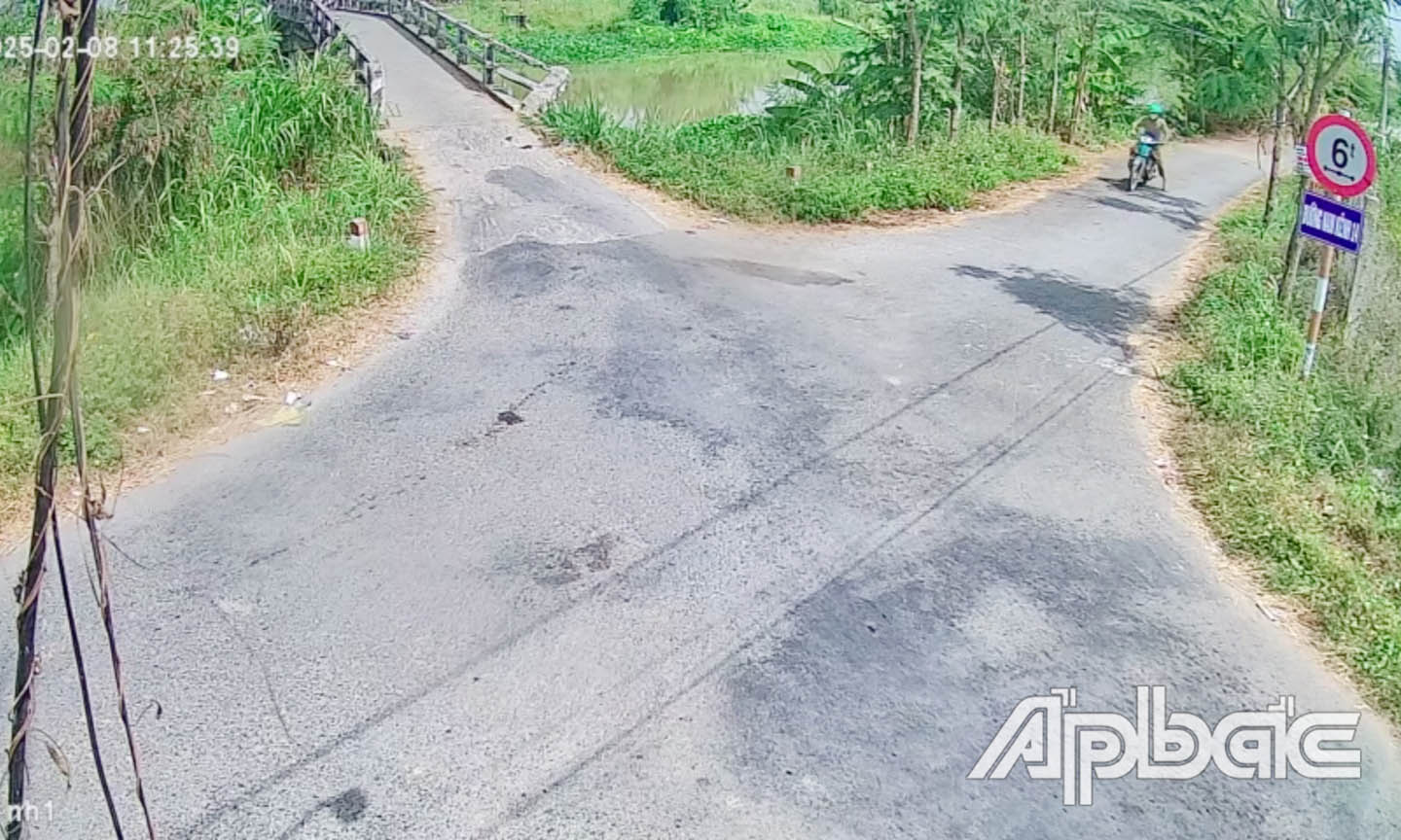 Đối tượng trộm xe máy bị camera an ninh ghi lại.