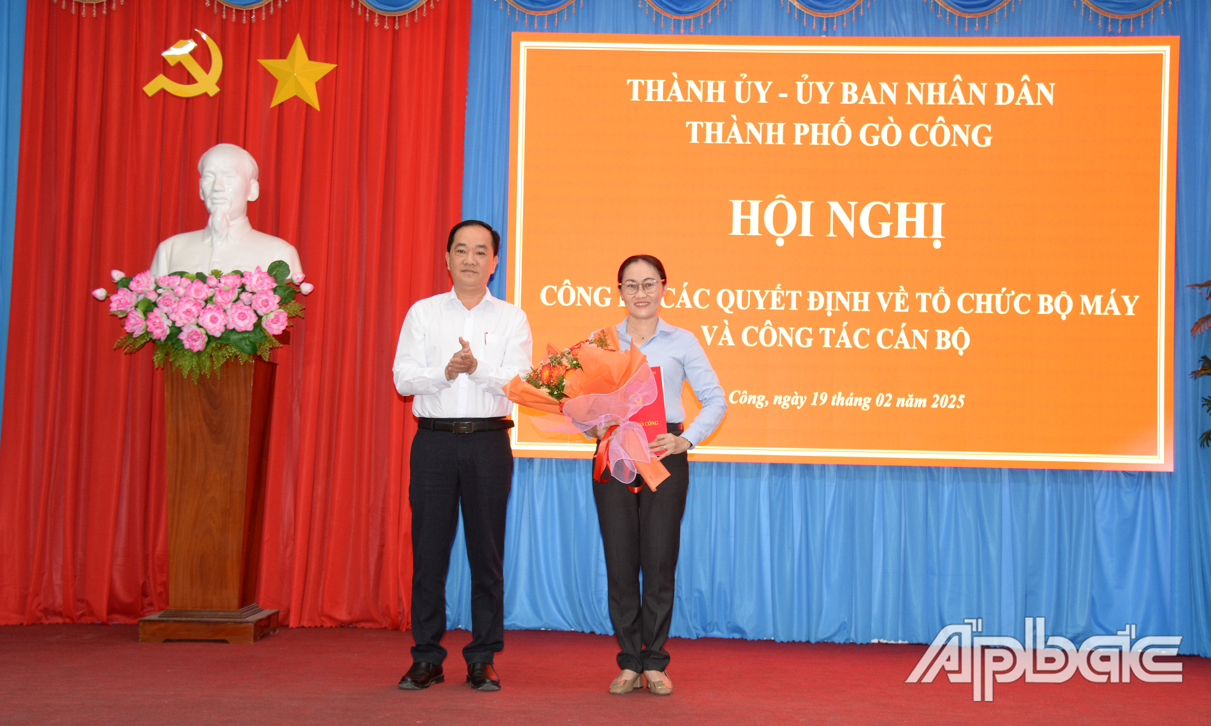 Đồng chí Nguyễn Kiên Cường trao quyết định thành lập Ban Tuyên giáo và Dân vận Thành ủy Gò Công.