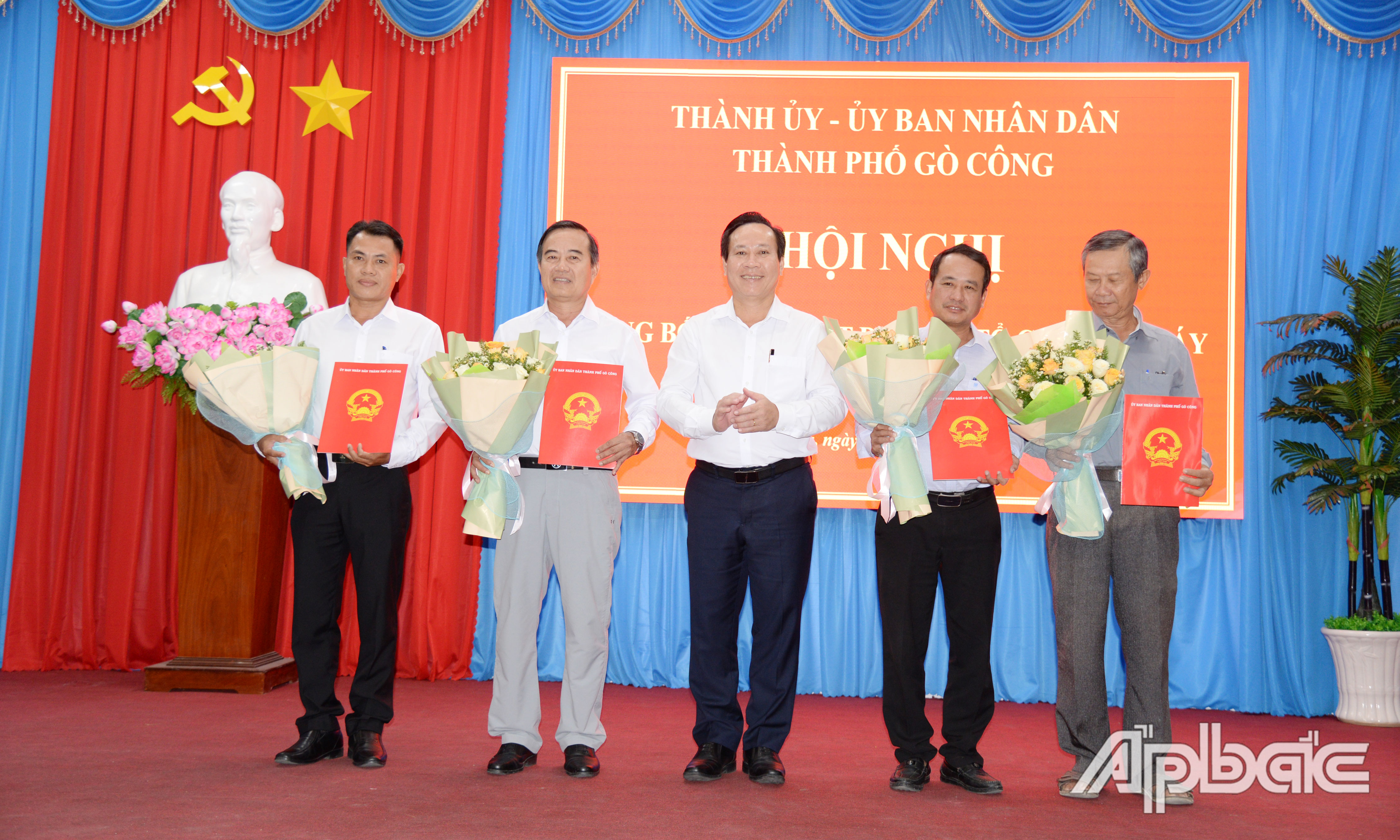 Đồng chí Giản Bá Huỳnh trao quyết định thành lập Phòng Nội vụ, Phòng Kinh tế - Hạ tầng và Đô thị, Phòng Văn hóa - Khoa học và Thông tin, Phòng Nông nghiệp và Môi trường.