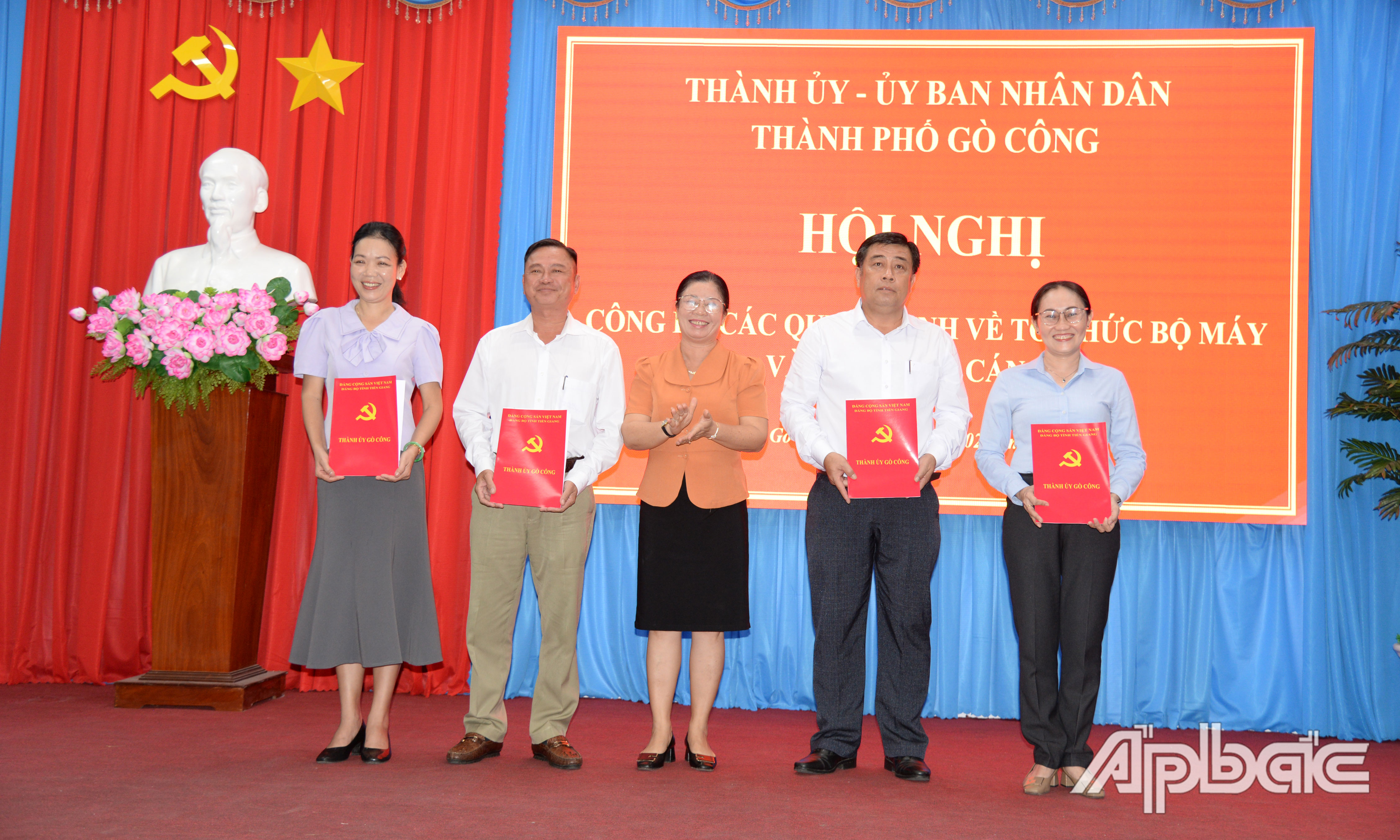 Đồng chí Lê Thị Đẩu trao quyết định bổ nhiệm Trưởng Ban Tuyên giáo và Dân vận Thành ủy và các Phó Trưởng Ban Tuyên giáo và Dân vận Thành ủy.