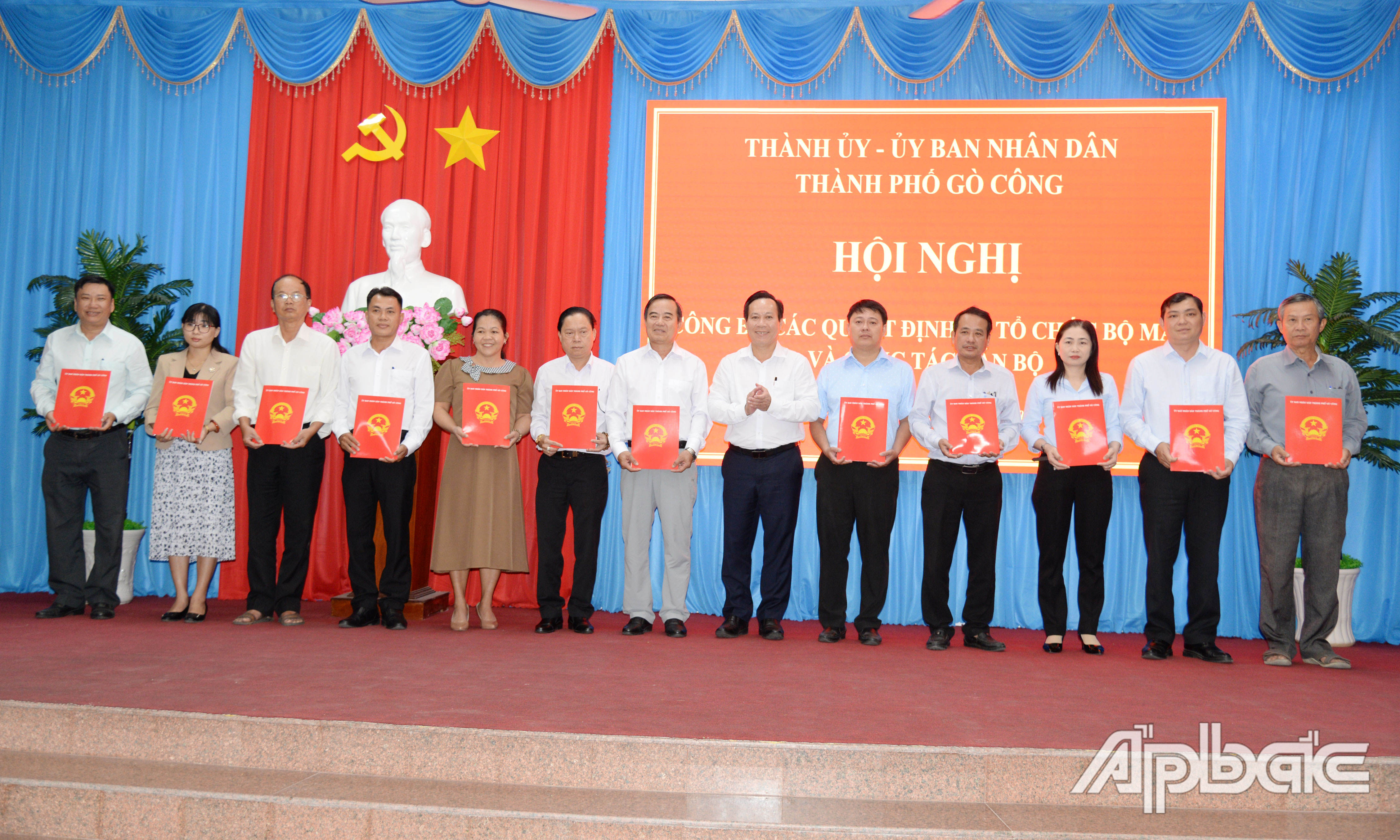 Trao quyết định bổ nhiệm lãnh đạo Phòng Nội vụ, Phòng Kinh tế - Hạ tầng và Đô thị, Phòng Văn hóa - Khoa học và Thông tin, Phòng Nông nghiệp và Môi trường.