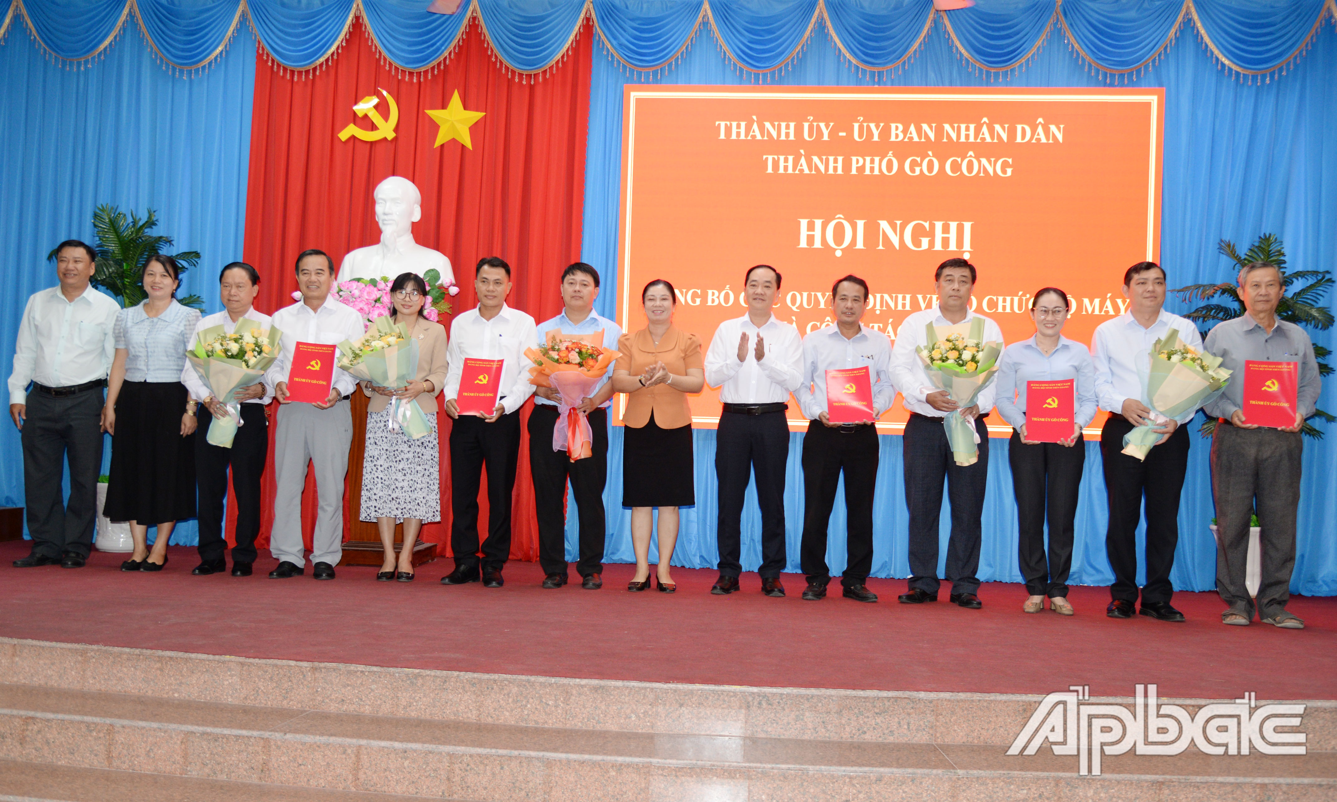 Lãnh đạo Thành uỷ Gò Công trao quyết định thành lập các chi bộ và chỉ định các Bí thư, Phó Bí thư Chi bộ.