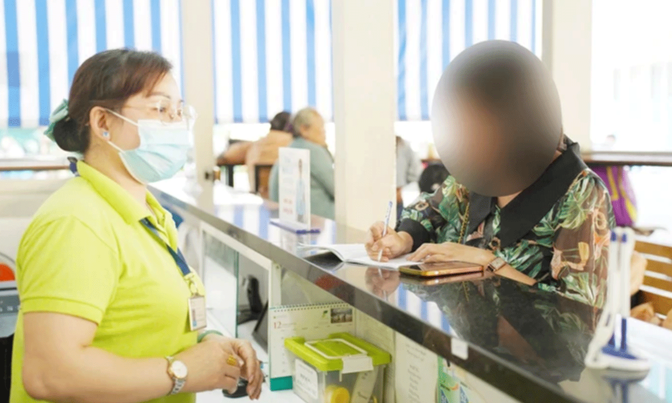 Nhân viên Phòng Công tác xã hội, Bệnh viện Chợ Rẫy (bên trái) đang tiếp nhận phản ánh của người dân về trường hợp giả mạo thông tin để trục lợi .