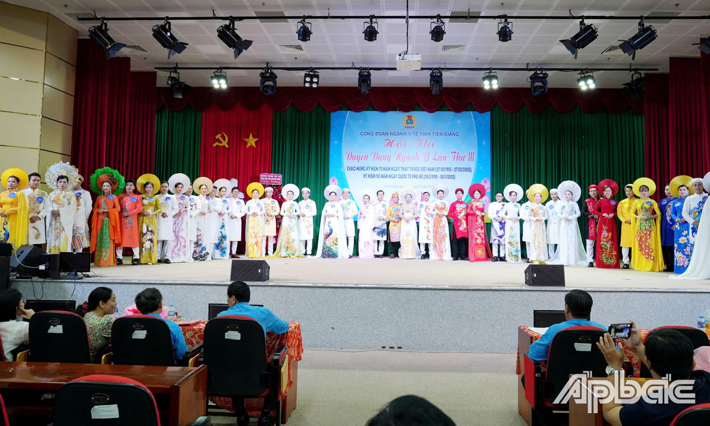 22 đội tham gia thi duyên dáng áo dài.
