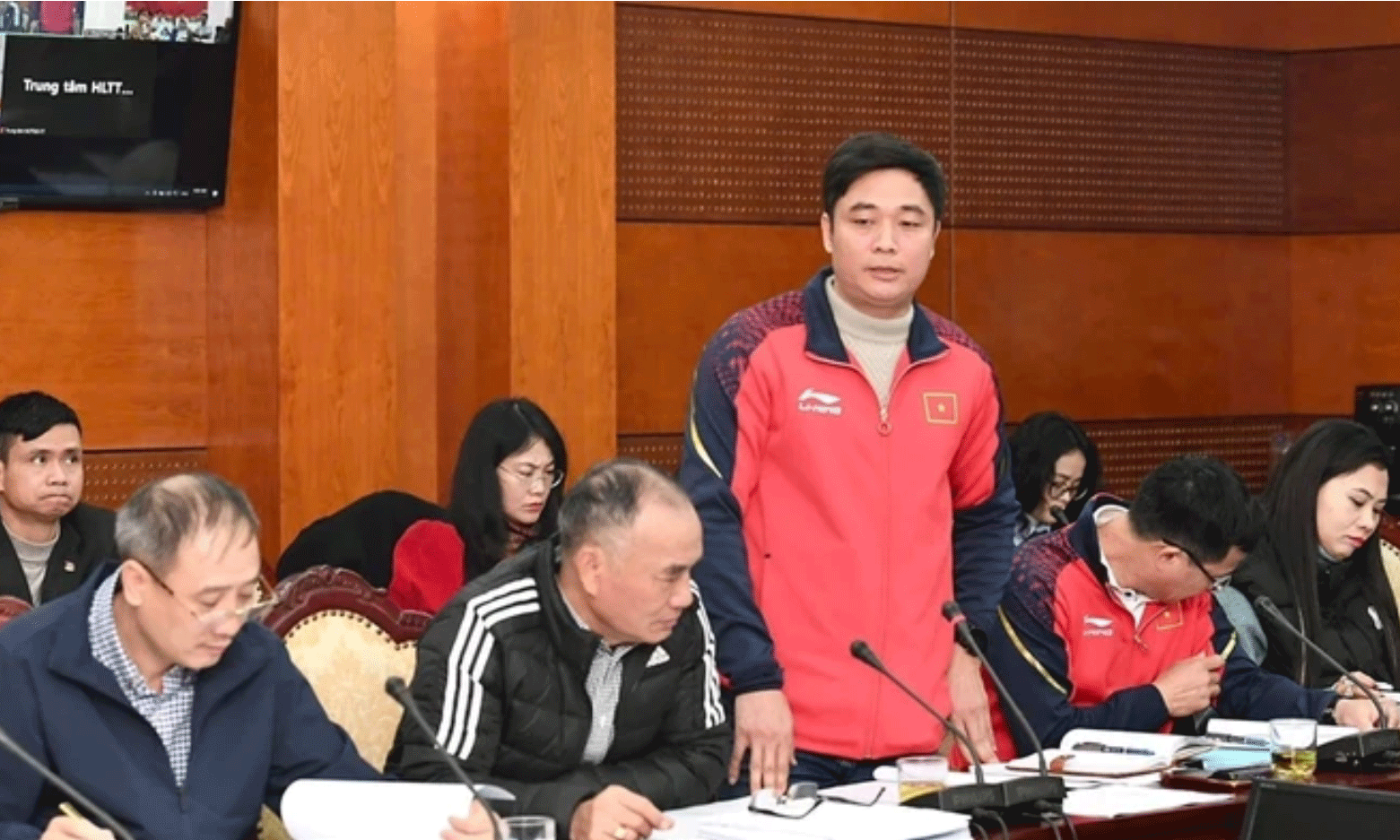 Ban huấn luyện đội tuyển điền kinh Việt Nam báo cáo sự chuẩn bị chuyên môn hướng tới SEA Games 33-2025. Ảnh: CỤCTDTT
