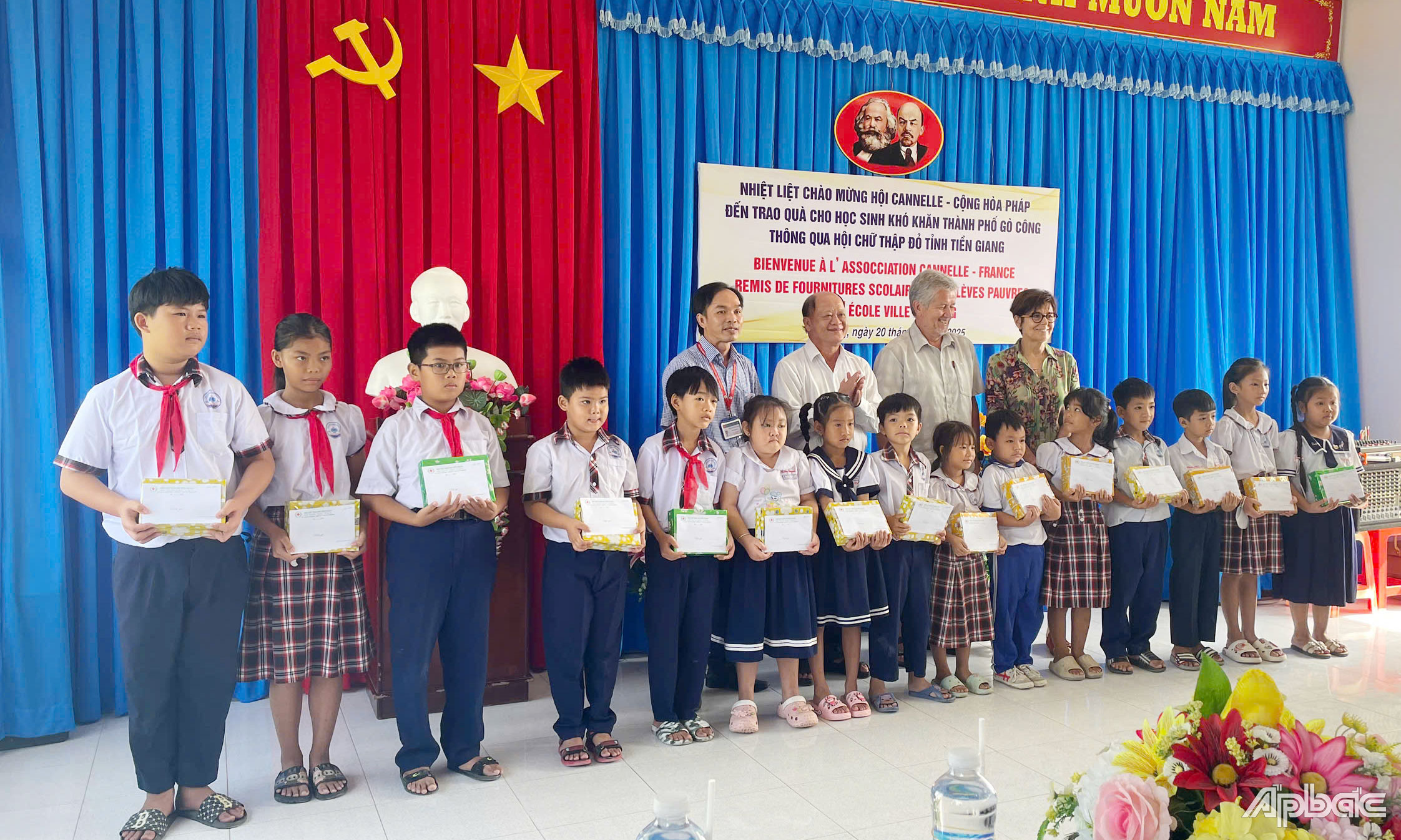 Trao học bổng cho các học sinh tiểu học trên địa bàn TP. Gò Công.