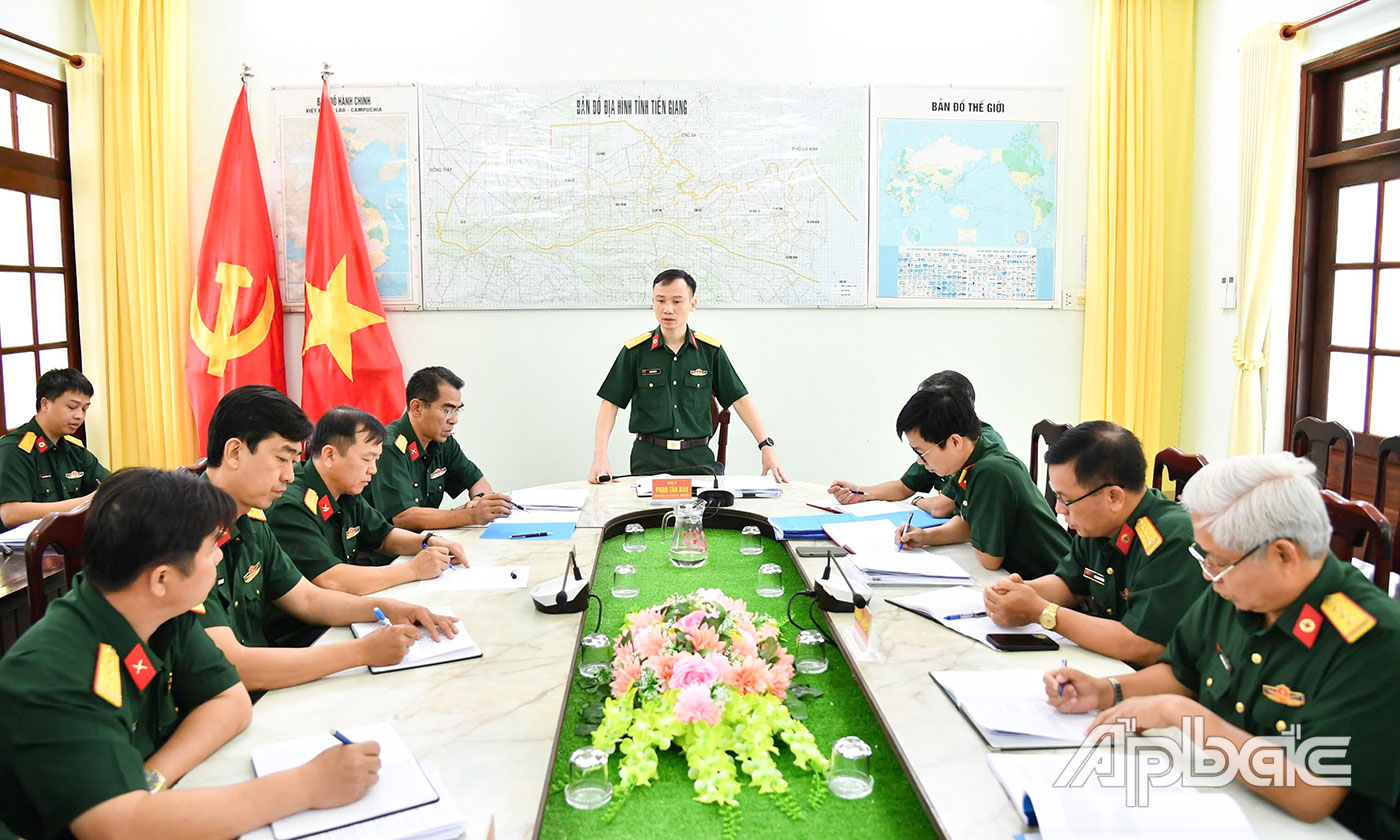 Trung tá Phan Tân Dân, Trưởng Phòng Y học dự phòng, Cục Quân y phát biểu tại buổi kiểm tra.