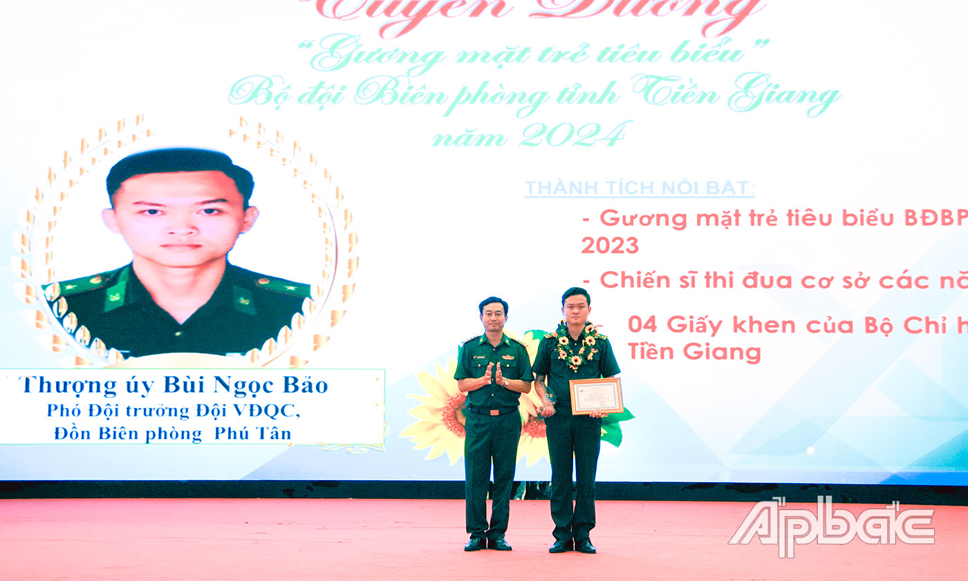 Thượng tá Nguyễn Quốc Thanh, Phó Chính ủy BĐBP tỉnh Tiền Giang trao tặng Danh hiệu “Gương mặt trẻ tiêu biểu” cho Thượng úy Bùi Ngọc Bảo, Đồn Biên phòng Phú Tân, BĐBP Tiền Giang. 