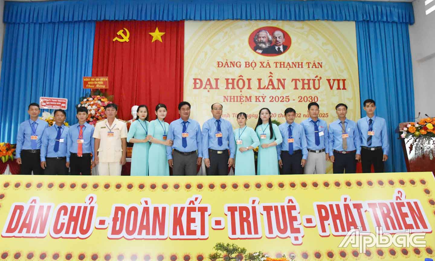 Ban Chấp hành Đảng bộ xã Thạnh Tân nhiệm kỳ 2025 - 2030 ra mắt tại Đại hội.