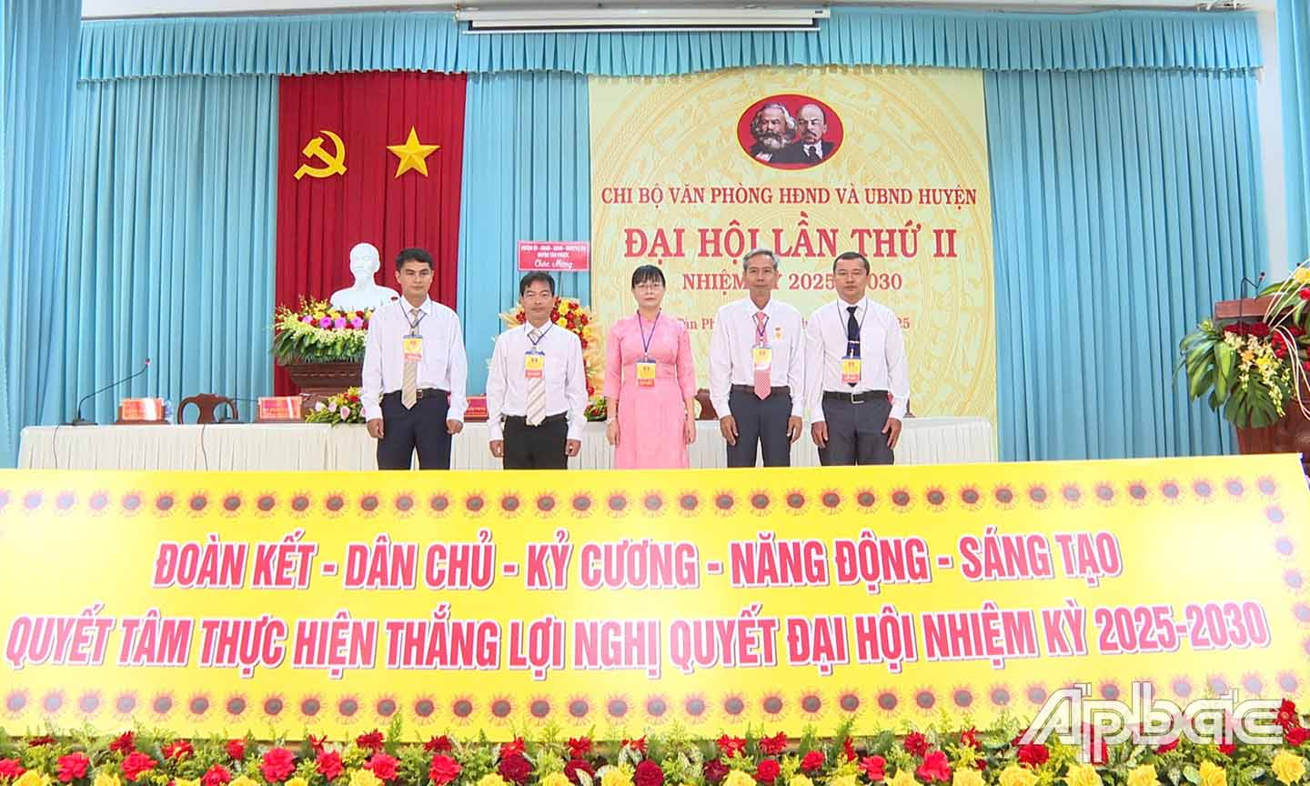 Chi ủy Văn phòng HĐND và UBND huyện Tân Phước nhiệm kỳ 2025 - 2030 ra mắt tại Đại hội.