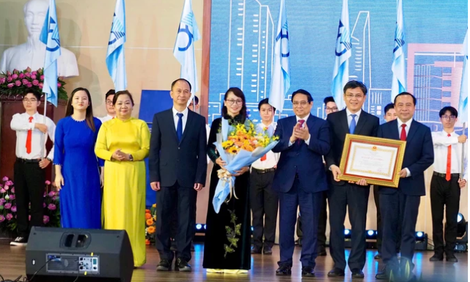 Thủ tướng Chính phủ Phạm Minh Chính trao Huân chương Lao động hạng Nhất của Chủ tịch nước tặng Ban Giám đốc ĐHQG TPHCM. Ảnh: HOÀNG HÙNG