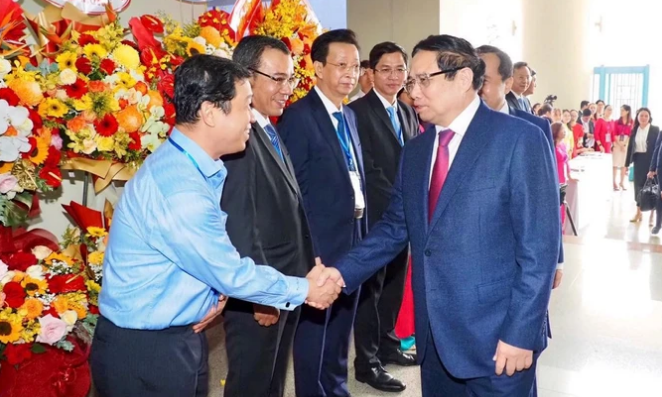 Thủ tướng Phạm Minh Chính thăm hỏi, chúc mừng cán bộ, nhà giáo của ĐHQG TPHCM tại buổi lễ. Ảnh: HOÀNG HÙNG