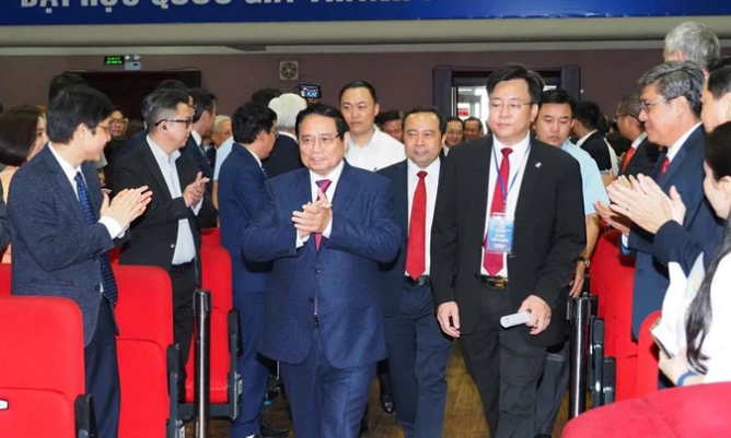 Các đại biểu chào đón Thủ tướng Phạm Minh Chính đến dự Lễ kỷ niệm 30 năm thành lập ĐHQG TPHCM