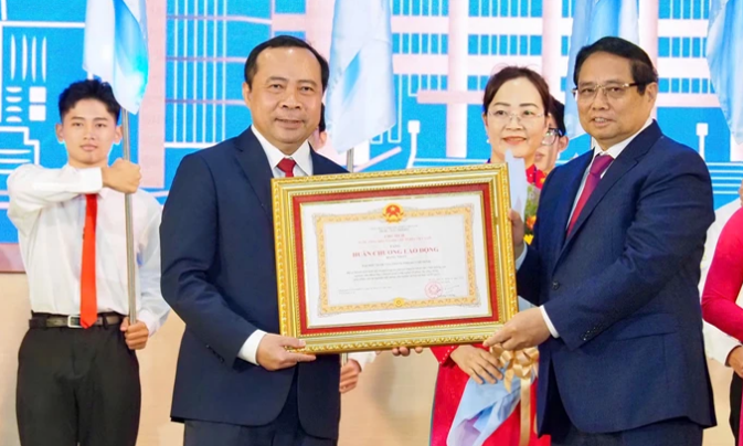 Thủ tướng Phạm Minh Chính trao Huân chương Lao động hạng Nhất tặng ĐHQG TPHCM. Ảnh: HOÀNG HÙNG