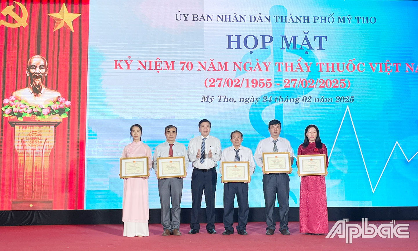 UBND TP. Mỹ Tho tặng giấy khen cho các tập thể, cá nhân đã có thành tích tiêu biểu đóng góp trong công tác y tế giai đoạn 2015 – 2025.