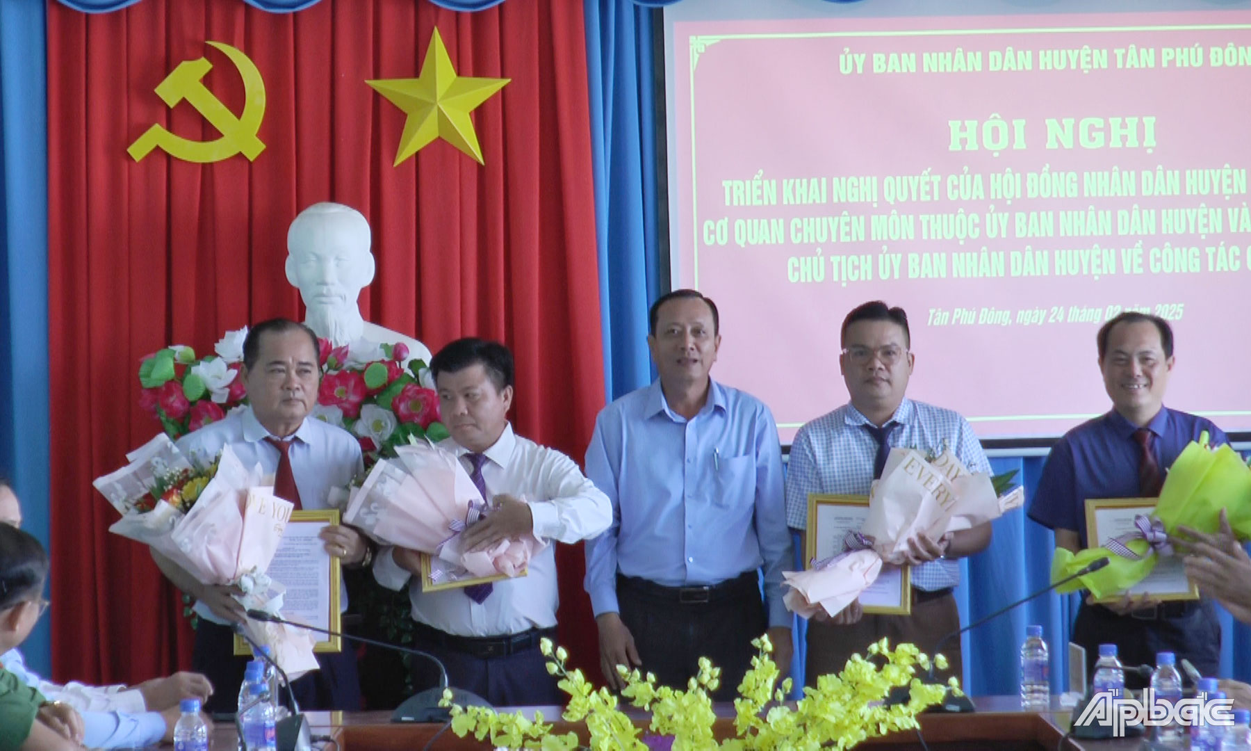  Đồng chí Trương Văn Châu, Phó Chủ tịch HĐND huyện  trao quyết định của UBND huyện về việc thành lập 4 phòng chuyên môn trực thuộc.