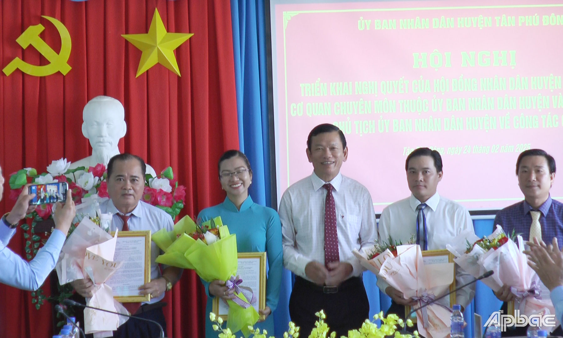  Đồng chí Bùi Thái Sơn trao quyết định cho lãnh đạo Phòng Nông nghiệp và Môi trường.