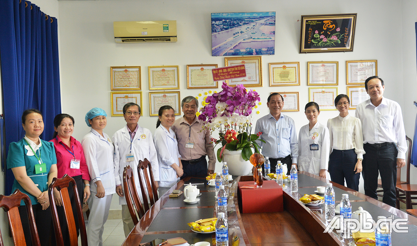 Chủ tịch UBND tỉnh và Giám đốc Sở y tế chúc mừng tập thể cán bộ, viên chức Bệnh viện Lao và Bệnh phổi