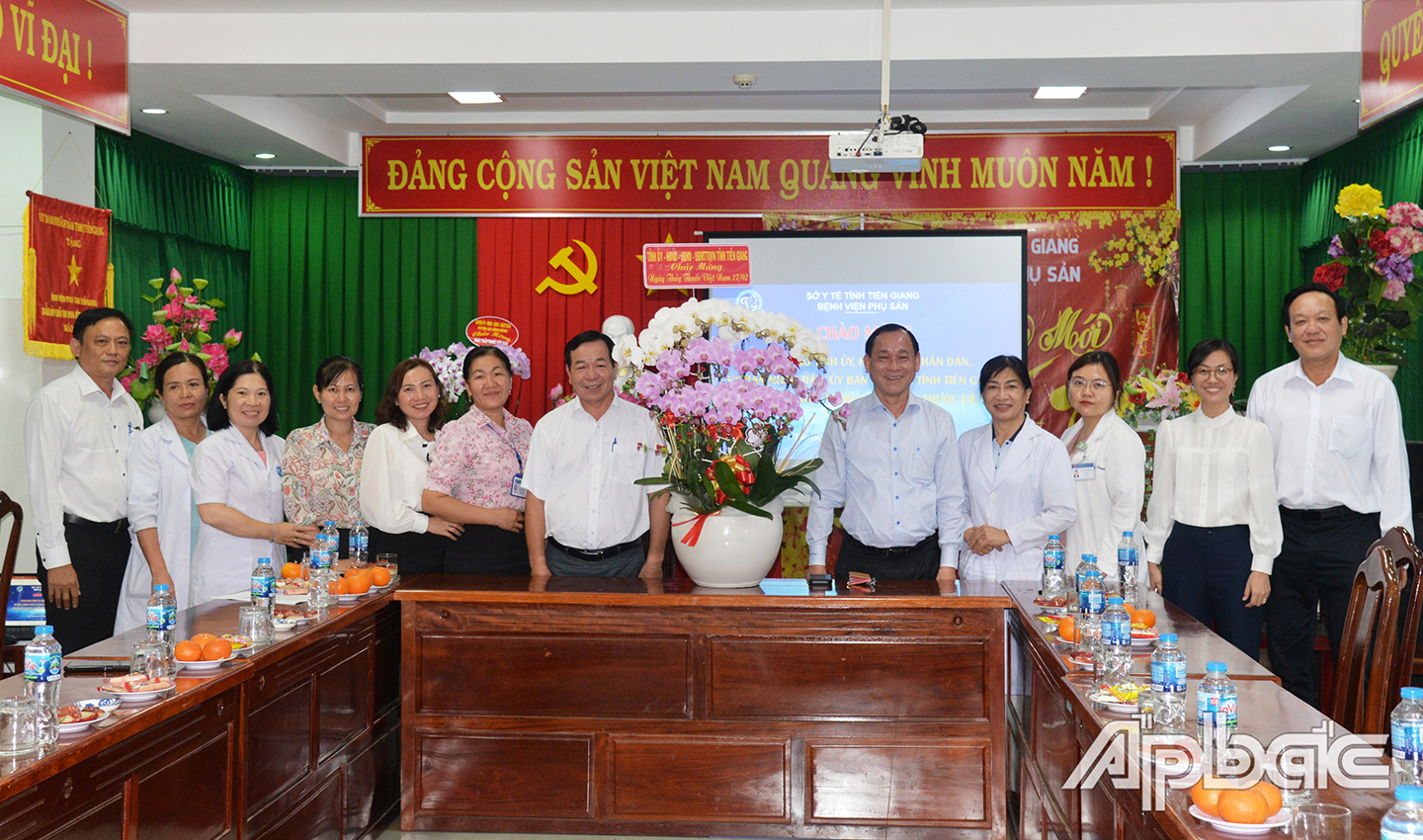 Chủ tịch UBND tỉnh Nguyễn Văn Vĩnh và Giám đốc Sở y tế Nguyễn Văn Dương chúc mừng tập thể cán bộ, viên chức 