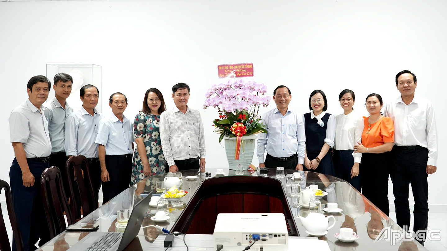 hủ tịch UBND tỉnh Nguyễn Văn Vĩnh và Giám đốc Sở y tế Nguyễn Văn Dương chúc mừng tập thể cán bộ, viên chức Bệnh viện Phụ sản Tiền Giang