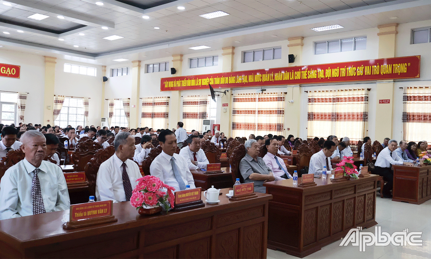 Đại biểu dự họp mặt.