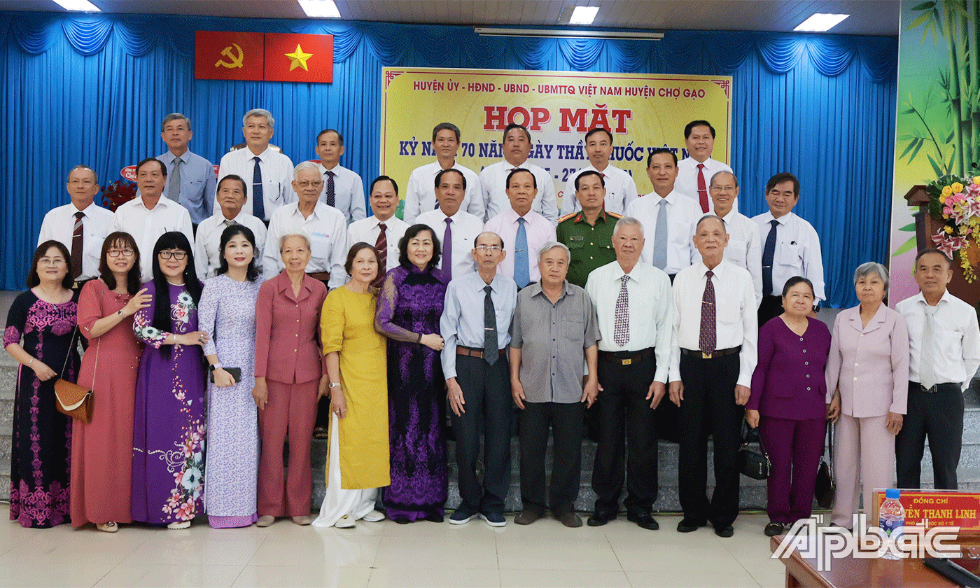 Đại biểu dự họp mặt.