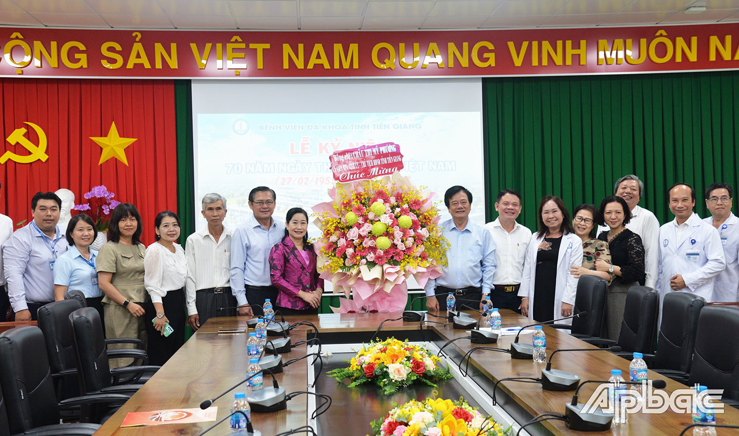 Đồng chí Châu Thị Mỹ Phương trao hoa chúc mừng đến tập thể Bệnh viện đa khoa Tiền Giang